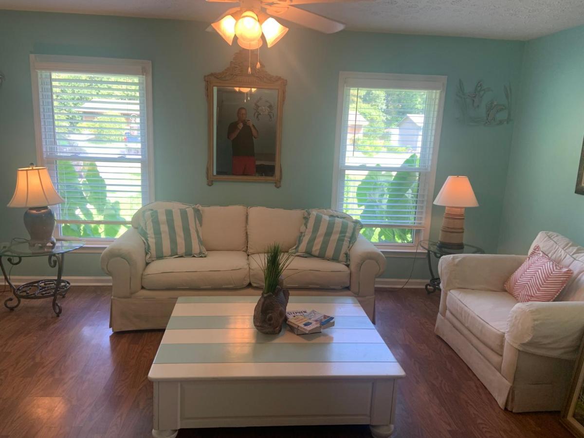 Cheerful Two Bedroom House 1.5 Miles From Beach. マートルビーチ エクステリア 写真